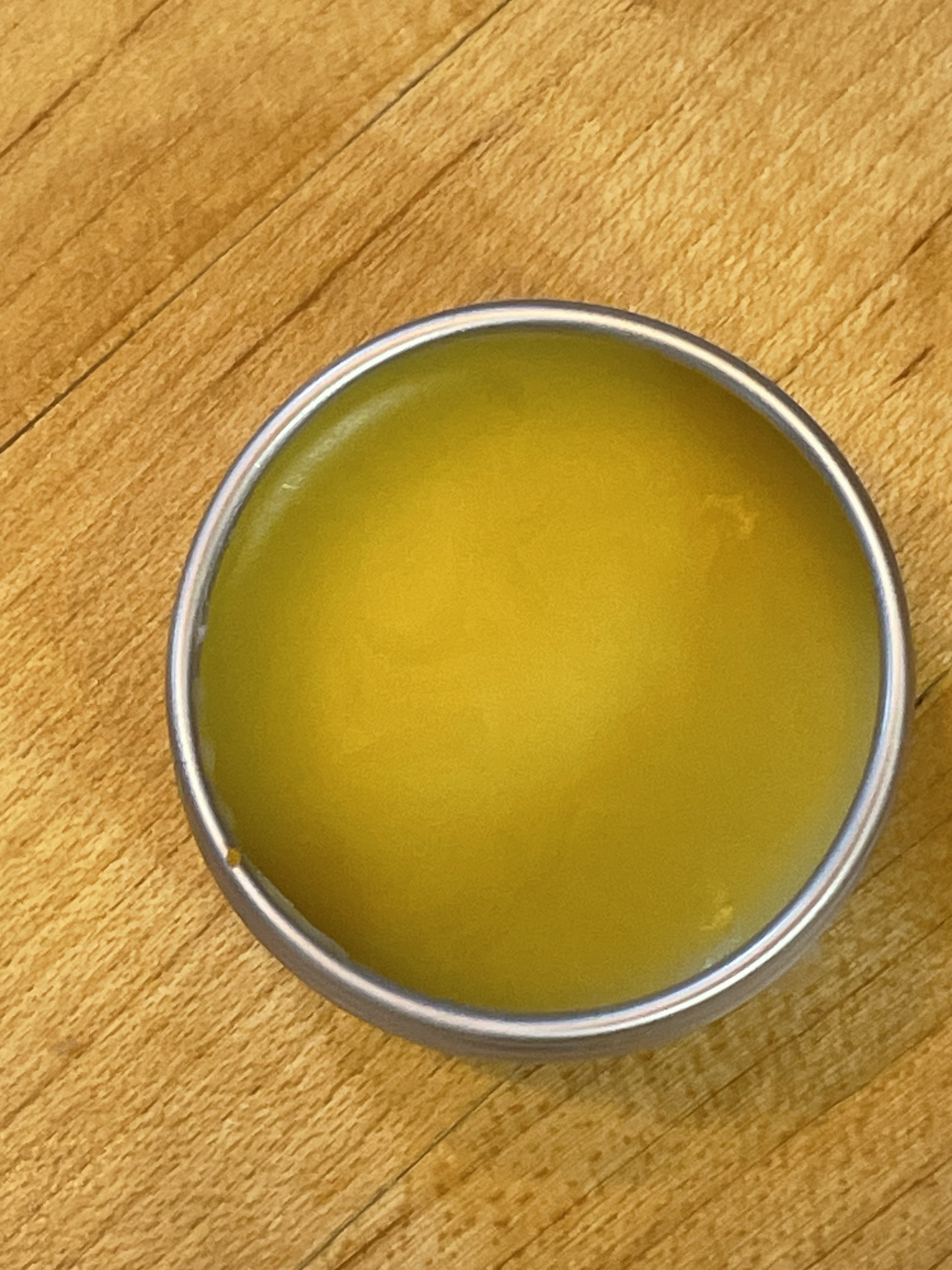 Open golden Bloomify lip balm tin